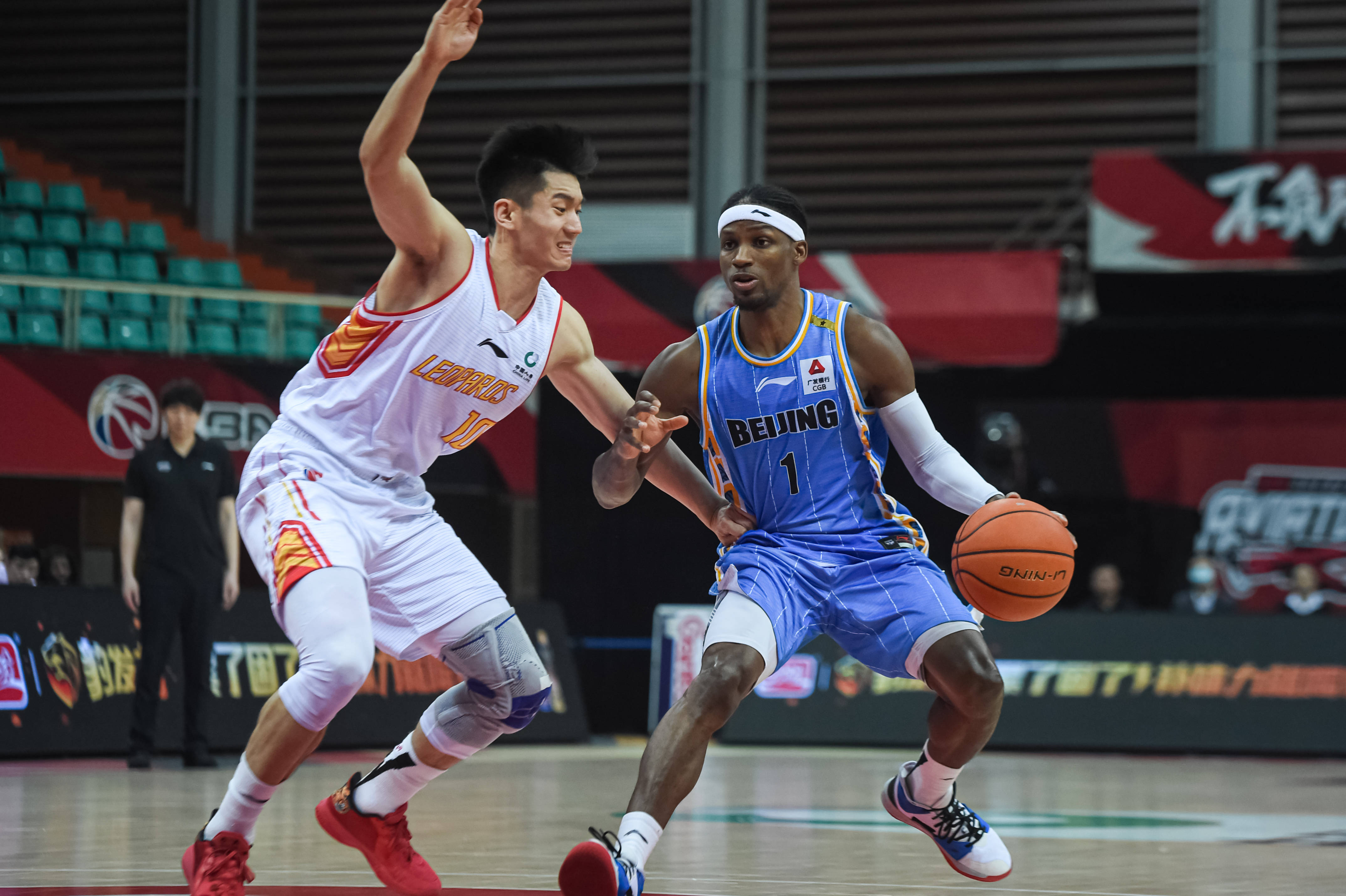 防守表现让 防守表现让